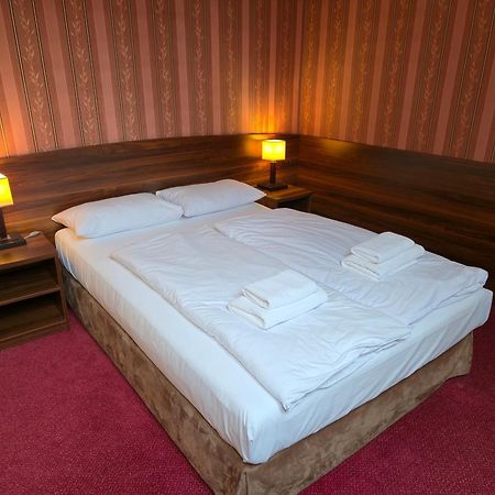Hotel Dworski Galaktyczny Park Warzymice Extérieur photo