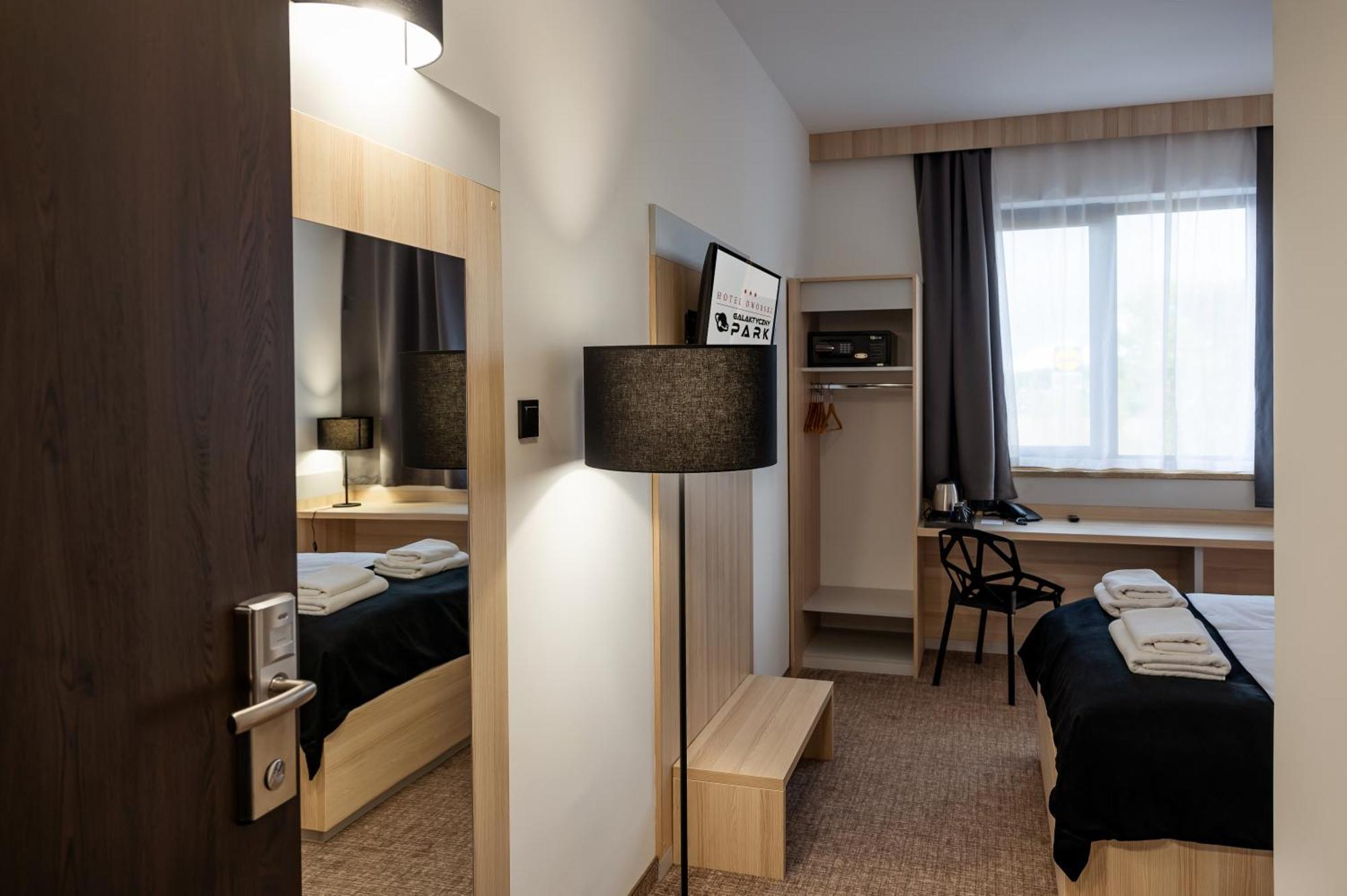 Hotel Dworski Galaktyczny Park Warzymice Extérieur photo