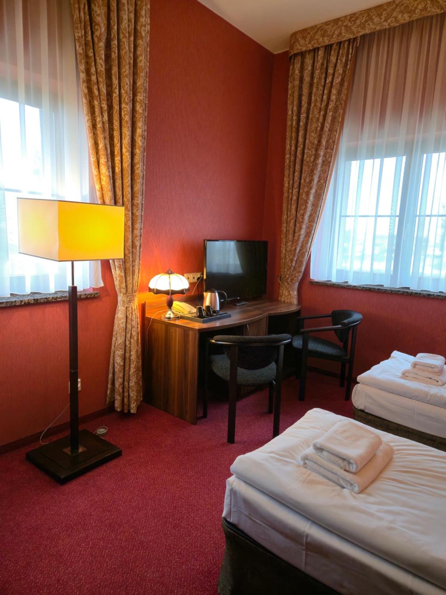 Hotel Dworski Galaktyczny Park Warzymice Extérieur photo
