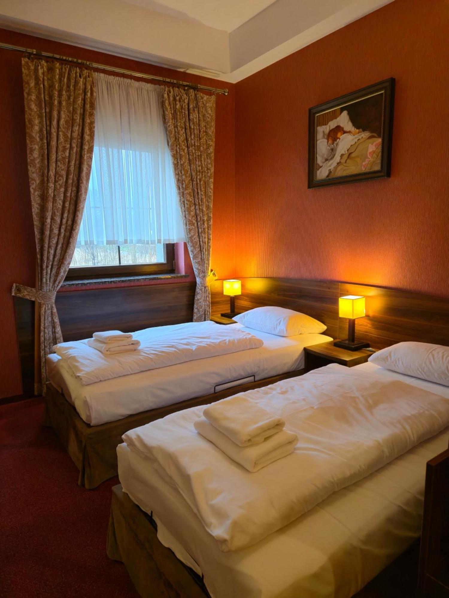 Hotel Dworski Galaktyczny Park Warzymice Extérieur photo