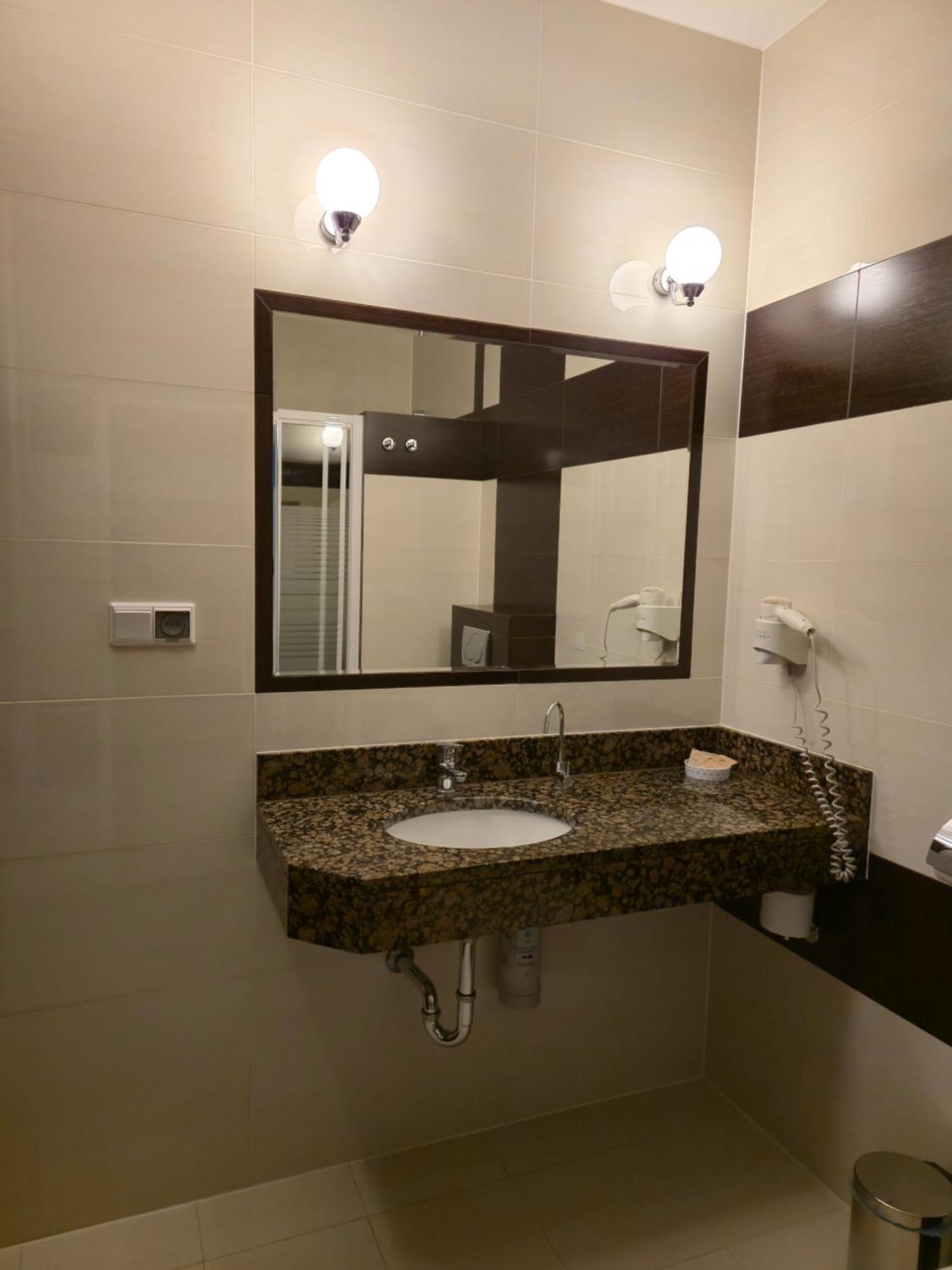 Hotel Dworski Galaktyczny Park Warzymice Extérieur photo