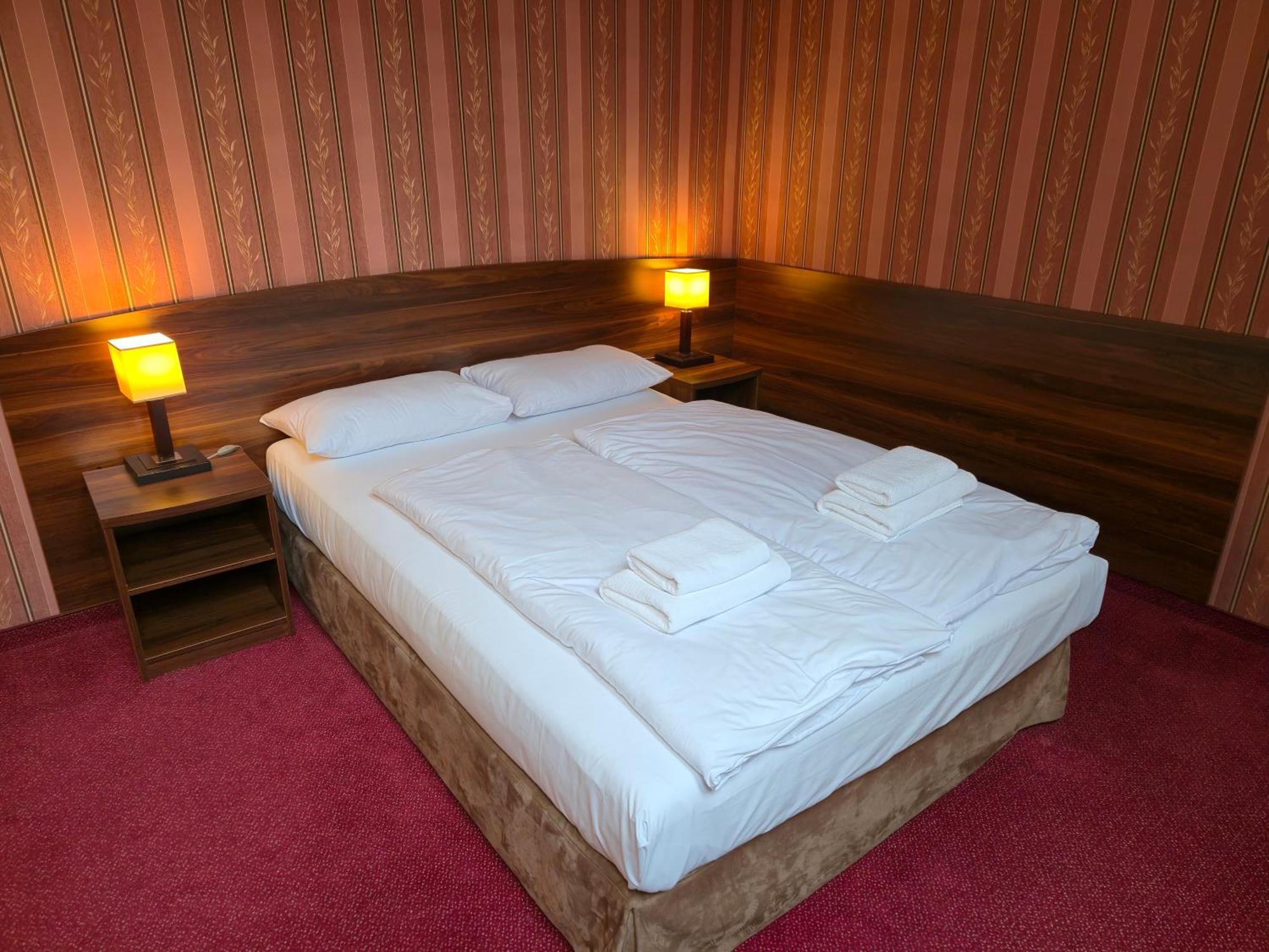 Hotel Dworski Galaktyczny Park Warzymice Extérieur photo