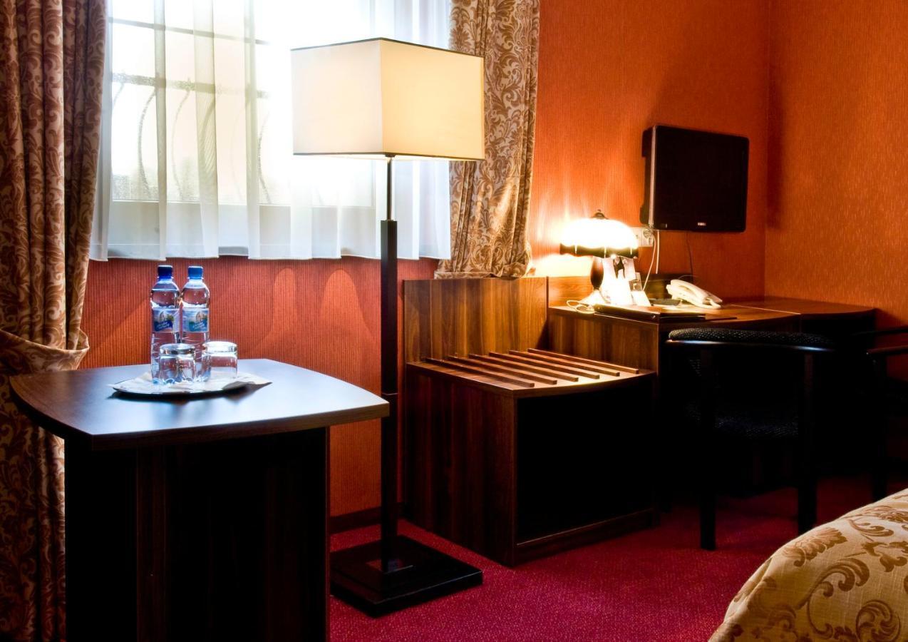 Hotel Dworski Galaktyczny Park Warzymice Chambre photo