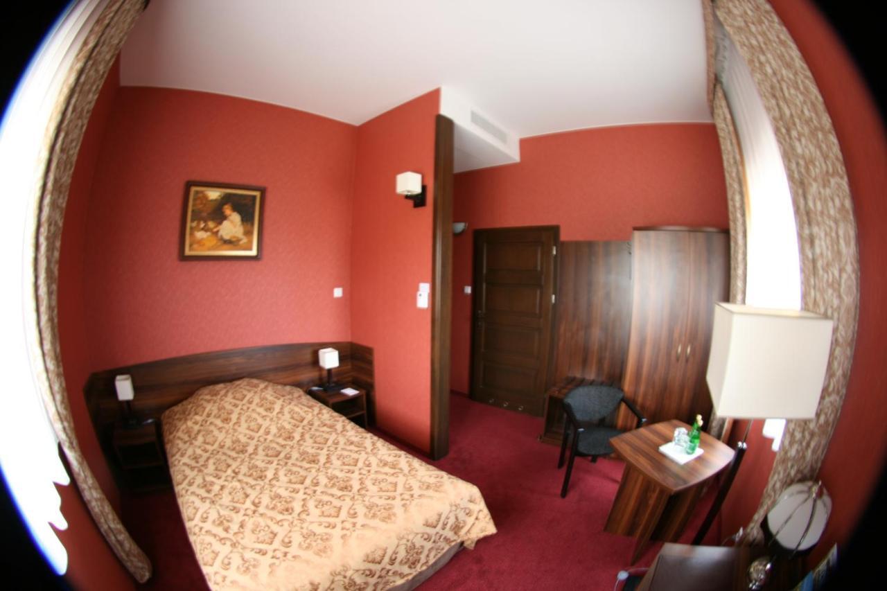Hotel Dworski Galaktyczny Park Warzymice Chambre photo